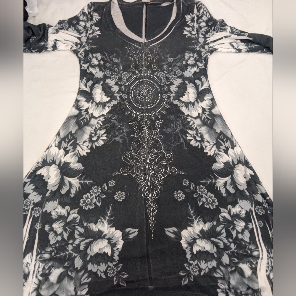 R. Rouge Abstract Bling Floral Tunic in Shades of Black, White, Grey Medium